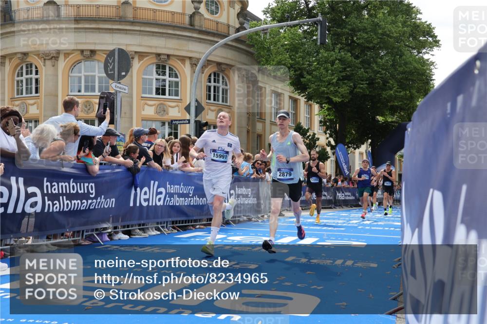 29.06.2025 - hella hamburg halbmarathon Strokosch-Dieckow http://msf.ph/oto/8234965 29.06.2025 10:34:51 Ziel 1217, 1562, 2879, 4477, 5048, 6704, 7466, 8864, 12044, 12204, 12751, 14388, 14629, 14952, 15391, 15902, 15991, 16140, 16177, 16712, 17643, 18183, 18220, 18237, 18419, 18837 meine-sportfotos.de