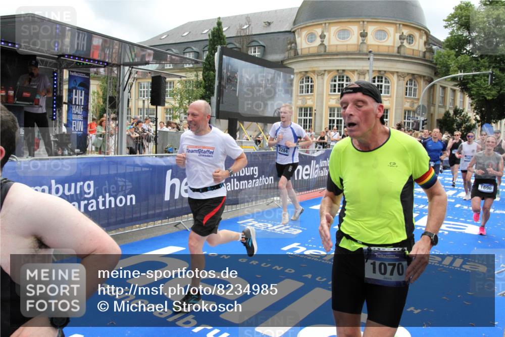29.06.2025 - hella hamburg halbmarathon Michael Strokosch http://msf.ph/oto/8234985 29.06.2025 10:47:39 Ziel 1070, 1320, 1696, 2284, 5889, 6009, 7962, 8023, 8234, 8927, 10969, 12870, 13223, 13303, 14618, 14619, 15451, 15479, 18104, 18970, 19181 meine-sportfotos.de