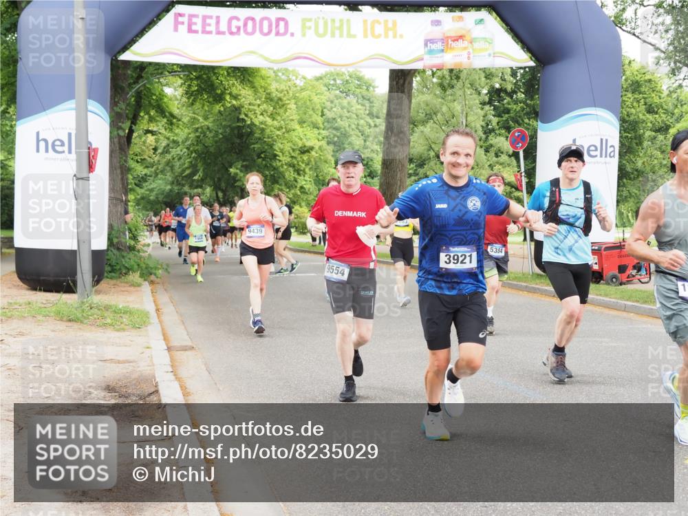29.06.2025 - hella hamburg halbmarathon MichiJ http://msf.ph/oto/8235029 29.06.2025 10:49:56 Zwischen KM18-KM19 1254, 1334, 1573, 1881, 2683, 3001, 3921, 4538, 4665, 5384, 9439, 9554, 9718, 10705, 12004, 13503, 14135, 15252, 16808, 17757, 18717, 18999 meine-sportfotos.de
