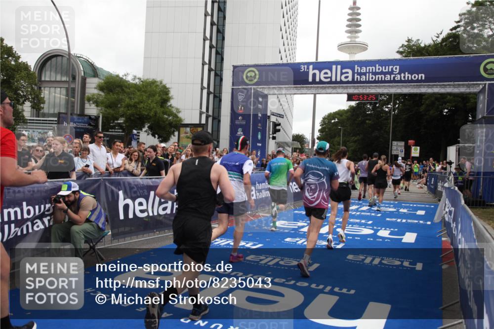 29.06.2025 - hella hamburg halbmarathon Michael Strokosch http://msf.ph/oto/8235043 29.06.2025 10:53:24 Ziel 1683, 1727, 2074, 2354, 4065, 6942, 7312, 8651, 9142, 11844, 12490, 12875, 15179, 15681, 15838, 18134, 18901 meine-sportfotos.de