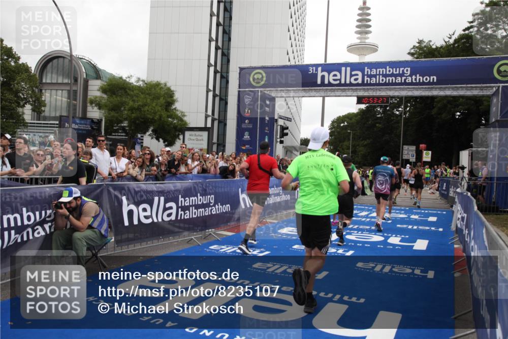 29.06.2025 - hella hamburg halbmarathon Michael Strokosch http://msf.ph/oto/8235107 29.06.2025 10:53:25 Ziel 1683, 1727, 2074, 2354, 4065, 6198, 6942, 7312, 8651, 9142, 11844, 12490, 13997, 15179, 15681, 15838, 18134, 18901 meine-sportfotos.de
