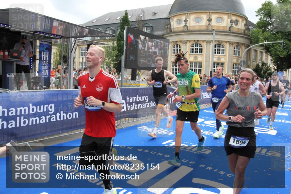 29.06.2025 - hella hamburg halbmarathon Michael Strokosch http://msf.ph/oto/8235154 29.06.2025 10:47:40 Ziel 1070, 1320, 1696, 2284, 2708, 5889, 6009, 7962, 8023, 8234, 8927, 10969, 10988, 13223, 13303, 13948, 14618, 14619, 15451, 15479, 16205, 18104, 18970, 19181 meine-sportfotos.de