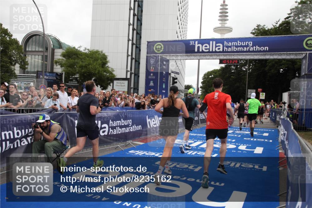 29.06.2025 - hella hamburg halbmarathon Michael Strokosch http://msf.ph/oto/8235162 29.06.2025 10:53:27 Ziel 1683, 1727, 2074, 2354, 4065, 6198, 6629, 6942, 7312, 8651, 11844, 12490, 13997, 15681, 15838, 18134, 18901 meine-sportfotos.de