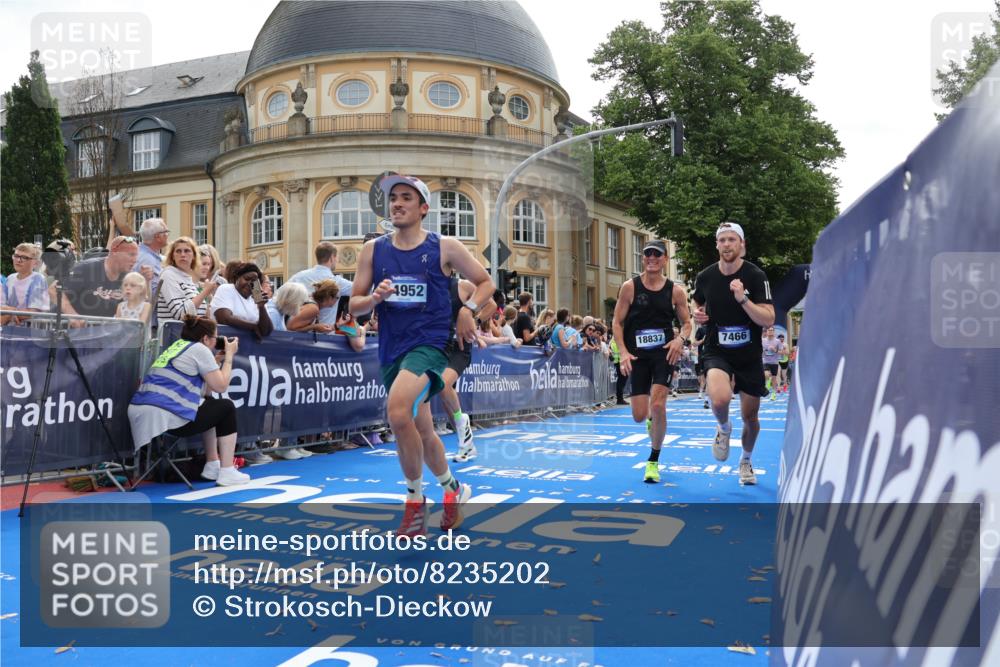 29.06.2025 - hella hamburg halbmarathon Strokosch-Dieckow http://msf.ph/oto/8235202 29.06.2025 10:34:54 Ziel 2879, 4477, 6704, 7466, 8864, 12044, 12204, 12751, 14629, 14952, 15391, 15902, 15991, 16140, 16177, 16712, 17643, 18183, 18220, 18419, 18837 meine-sportfotos.de