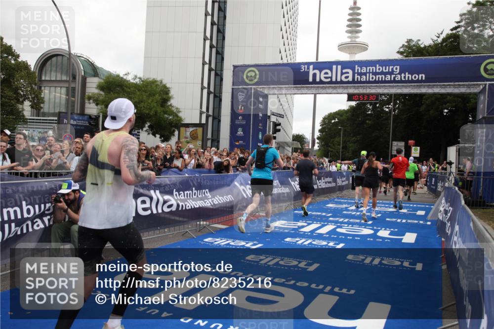 29.06.2025 - hella hamburg halbmarathon Michael Strokosch http://msf.ph/oto/8235216 29.06.2025 10:53:29 Ziel 1683, 1727, 2354, 4065, 6198, 6629, 6942, 8651, 11068, 11844, 12490, 12909, 13912, 13997, 15838, 18134 meine-sportfotos.de