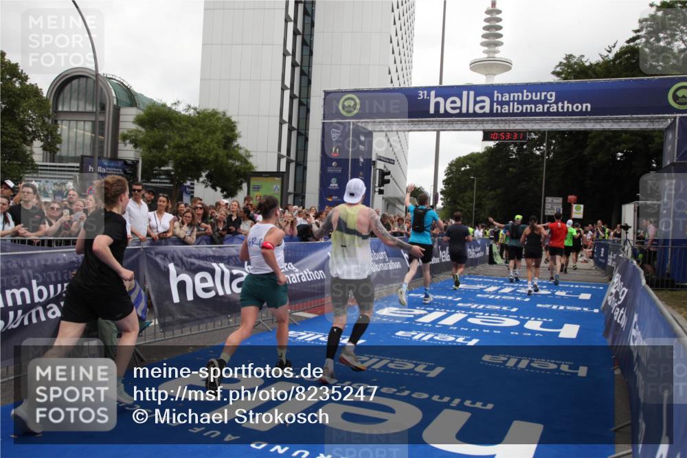 29.06.2025 - hella hamburg halbmarathon Michael Strokosch http://msf.ph/oto/8235247 29.06.2025 10:53:30 Ziel 1727, 2354, 5866, 6198, 6629, 6942, 8651, 11068, 12490, 12909, 13912, 13997, 15838, 17710, 18134 meine-sportfotos.de