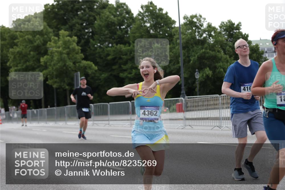 29.06.2025 - hella hamburg halbmarathon Jannik Wohlers http://msf.ph/oto/8235269 29.06.2025 10:28:37 Lombardsbrücke 1518, 1869, 2688, 3717, 4161, 4362, 4834, 4982, 5167, 6345, 7169, 8048, 12099, 12404, 12442, 14205, 15143, 15452, 15453, 15952, 15955 meine-sportfotos.de