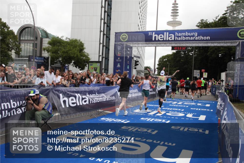 29.06.2025 - hella hamburg halbmarathon Michael Strokosch http://msf.ph/oto/8235274 29.06.2025 10:53:31 Ziel 1061, 1499, 1727, 2070, 5866, 6198, 6629, 6942, 8651, 11068, 12909, 13912, 13997, 15838, 17710, 18134 meine-sportfotos.de