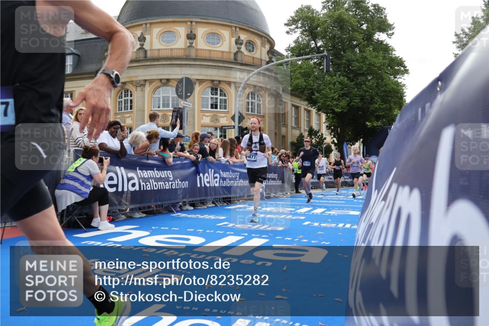 29.06.2025 - hella hamburg halbmarathon Strokosch-Dieckow http://msf.ph/oto/8235282 29.06.2025 10:34:55 Ziel 4477, 6704, 7466, 7972, 8864, 12044, 12204, 12751, 14952, 15391, 15902, 16140, 16177, 16712, 17643, 18183, 18220, 18419, 18837 meine-sportfotos.de