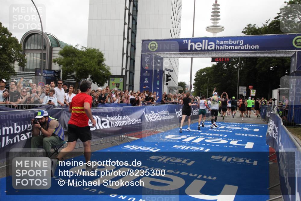 29.06.2025 - hella hamburg halbmarathon Michael Strokosch http://msf.ph/oto/8235300 29.06.2025 10:53:32 Ziel 1061, 1499, 1727, 2070, 5866, 6198, 6629, 6942, 8651, 11068, 12909, 13912, 13997, 15497, 17710, 18450 meine-sportfotos.de