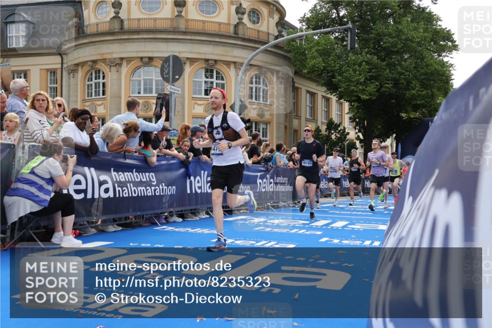 29.06.2025 - hella hamburg halbmarathon Strokosch-Dieckow http://msf.ph/oto/8235323 29.06.2025 10:34:56 Ziel 4477, 6704, 7466, 7972, 8864, 8901, 12044, 12204, 12751, 14952, 15391, 15902, 16140, 16177, 16712, 17643, 18183, 18220, 18419, 18837 meine-sportfotos.de