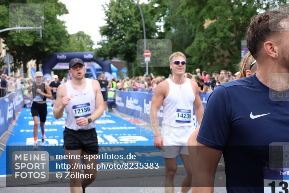 29.06.2025 - hella hamburg halbmarathon Zöllner http://msf.ph/oto/8235383 29.06.2025 10:54:55 Ziel 1327, 1506, 2029, 4231, 6994, 10044, 14638, 14660, 15156, 16623, 16868, 17261 meine-sportfotos.de
