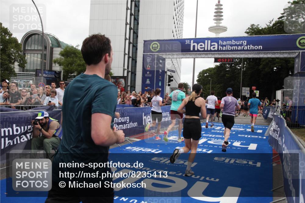 29.06.2025 - hella hamburg halbmarathon Michael Strokosch http://msf.ph/oto/8235413 29.06.2025 10:53:36 Ziel 1030, 1061, 1098, 1499, 1783, 2070, 3399, 5866, 6628, 11068, 12909, 13912, 15113, 15497, 15856, 17710, 18450, 18612 meine-sportfotos.de