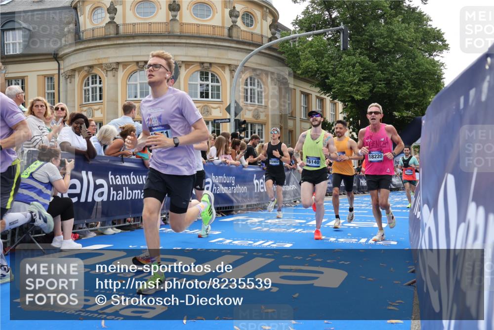 29.06.2025 - hella hamburg halbmarathon Strokosch-Dieckow http://msf.ph/oto/8235539 29.06.2025 10:34:58 Ziel 4477, 6704, 7972, 8864, 8901, 12044, 12751, 14069, 15391, 15902, 16140, 16177, 16712, 16963, 16964, 17643, 18183, 18220, 18837 meine-sportfotos.de