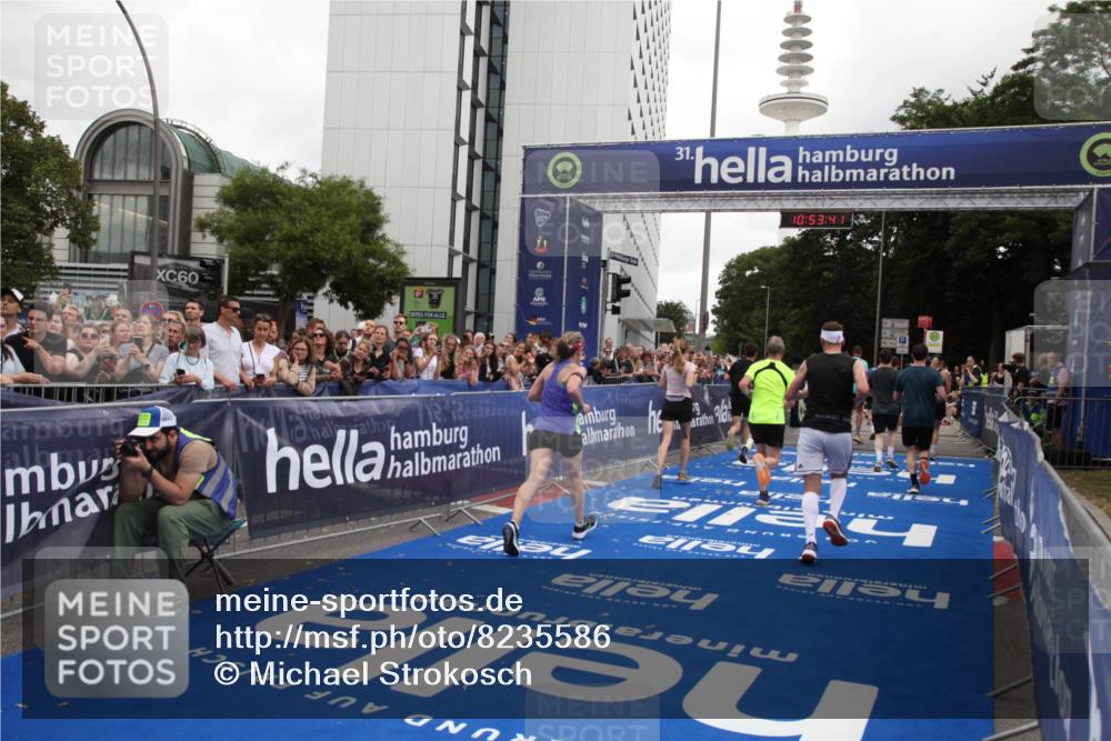 29.06.2025 - hella hamburg halbmarathon Michael Strokosch http://msf.ph/oto/8235586 29.06.2025 10:53:39 Ziel 1030, 1061, 1098, 1499, 1502, 1783, 2070, 2630, 3399, 3819, 5866, 6628, 6762, 10549, 12632, 13865, 15061, 15113, 15497, 15856, 17710, 18450, 18612, 18666, 18715 meine-sportfotos.de