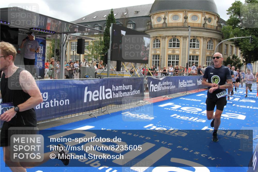 29.06.2025 - hella hamburg halbmarathon Michael Strokosch http://msf.ph/oto/8235605 29.06.2025 10:47:43 Ziel 1320, 2708, 6009, 7962, 10969, 10988, 11283, 13948, 14618, 14619, 15451, 15478, 16205, 17229, 18104, 18430, 18970, 19181 meine-sportfotos.de