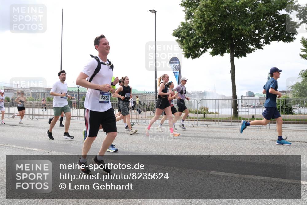 29.06.2025 - hella hamburg halbmarathon Lena Gebhardt http://msf.ph/oto/8235624 29.06.2025 10:33:40 Lombardsbrücke 1189, 1275, 1417, 1764, 1896, 1995, 2038, 2054, 2085, 2342, 2482, 2776, 2838, 3170, 3264, 3340, 3341, 3345, 3560, 3812, 4164, 4361, 4433, 4445, 4449, 4479, 4696, 4942, 5075, 5096, 5141, 5557, 5566, 5569, 5691, 5821, 5822, 5887, 6109, 6364, 6515, 6516, 6773, 6854, 6956, 6999, 7027, 7565, 7653, 7705, 8021, 8157, 8202, 8282, 8375, 8377, 8383, 8401, 8891, 9094, 9234, 9258, 9438, 9591, 9592, 9750, 9780, 9799, 9875, 9995, 10007, 10071, 10561, 11713, 11811, 11826 meine-sportfotos.de