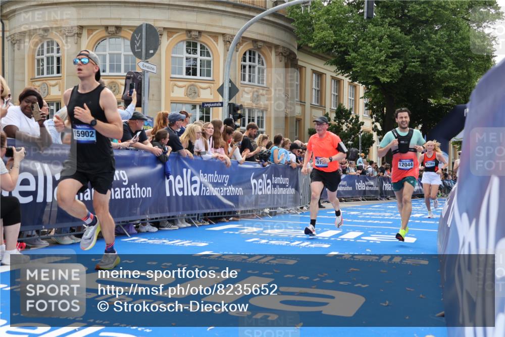 29.06.2025 - hella hamburg halbmarathon Strokosch-Dieckow http://msf.ph/oto/8235652 29.06.2025 10:34:59 Ziel 4477, 6704, 7972, 8864, 8901, 11559, 12044, 12751, 14069, 15391, 15902, 16140, 16177, 16712, 16963, 16964, 17643, 18183, 18220 meine-sportfotos.de