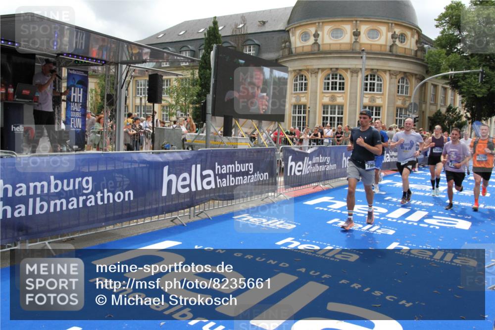 29.06.2025 - hella hamburg halbmarathon Michael Strokosch http://msf.ph/oto/8235661 29.06.2025 10:47:45 Ziel 2708, 5915, 7962, 10988, 11283, 12679, 13948, 14618, 15478, 16205, 17229, 18430, 18970 meine-sportfotos.de