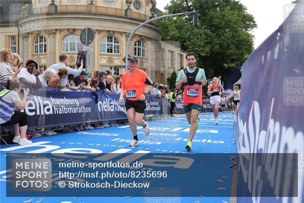 29.06.2025 - hella hamburg halbmarathon Strokosch-Dieckow http://msf.ph/oto/8235696 29.06.2025 10:35:00 Ziel 4477, 6704, 7972, 8864, 8901, 11559, 12044, 12751, 14069, 15391, 15902, 16140, 16177, 16712, 16963, 16964, 17643, 18183, 18220 meine-sportfotos.de