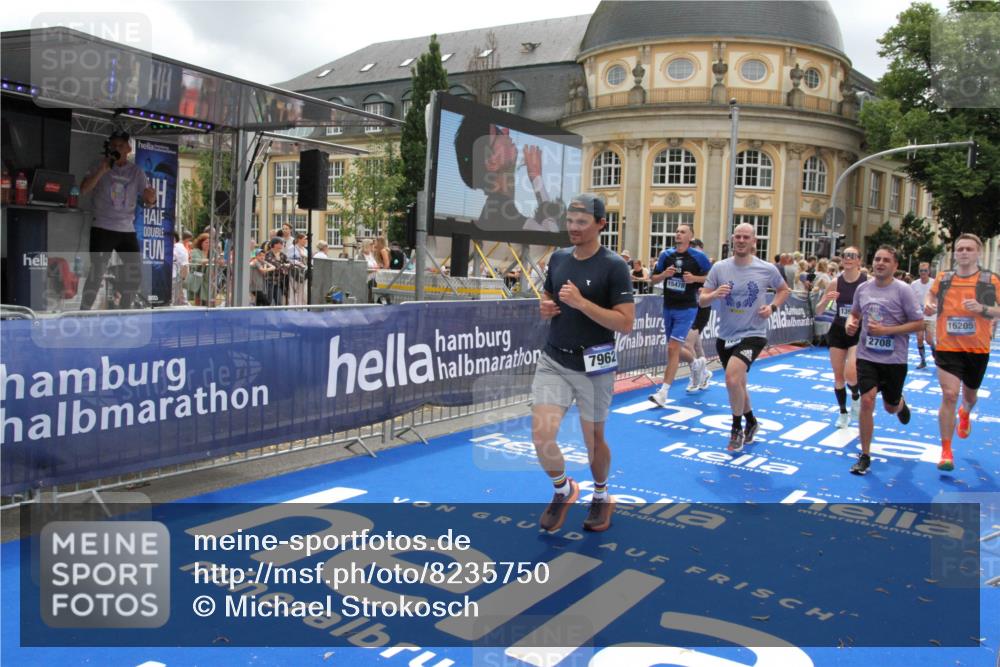 29.06.2025 - hella hamburg halbmarathon Michael Strokosch http://msf.ph/oto/8235750 29.06.2025 10:47:46 Ziel 2340, 2708, 5915, 7962, 10988, 11283, 12679, 13948, 15478, 16205, 17229, 18430 meine-sportfotos.de