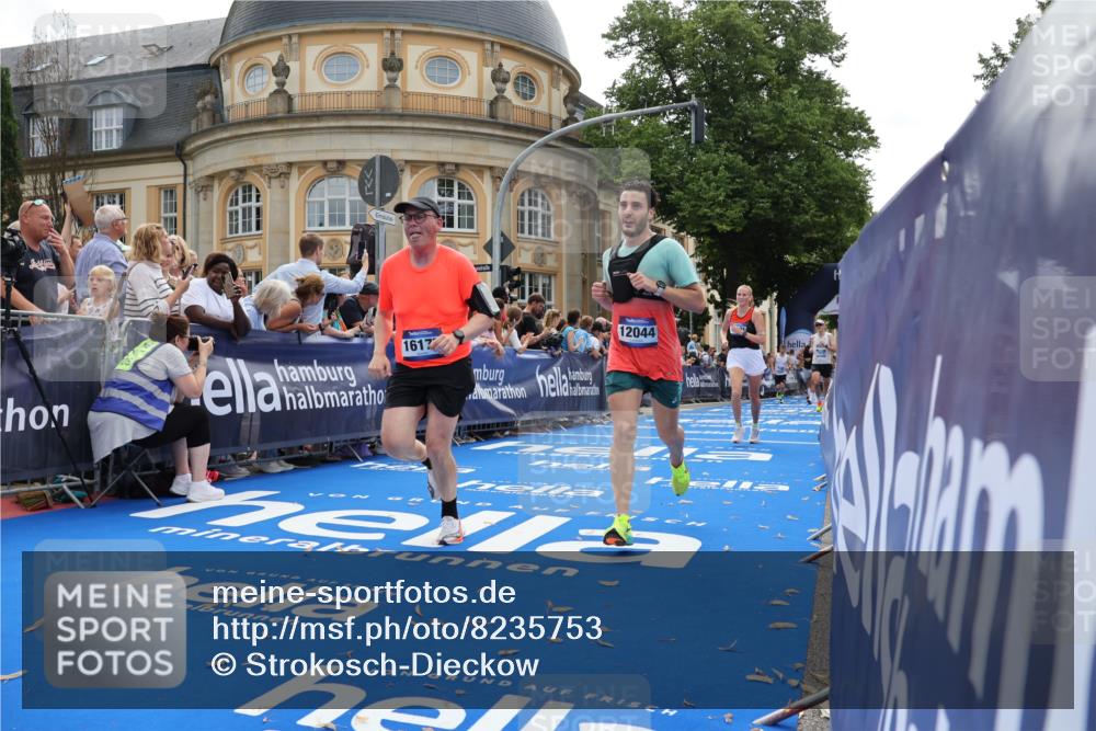 29.06.2025 - hella hamburg halbmarathon Strokosch-Dieckow http://msf.ph/oto/8235753 29.06.2025 10:35:01 Ziel 6704, 7628, 7972, 8864, 8901, 11559, 12044, 12751, 14069, 15391, 15902, 16140, 16177, 16712, 16963, 16964, 17022, 17643, 18220 meine-sportfotos.de
