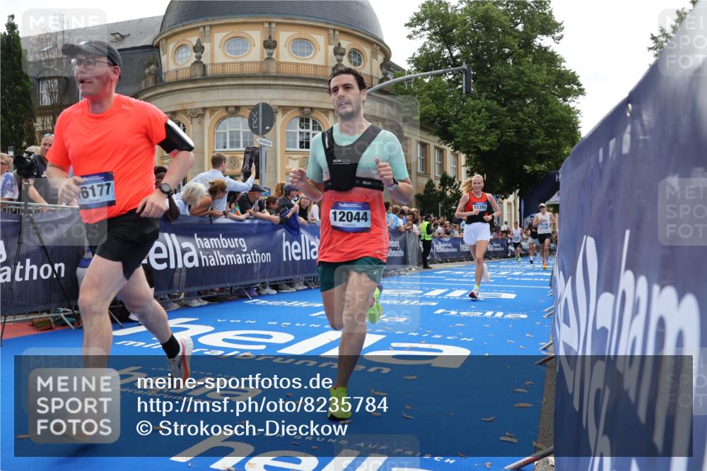 29.06.2025 - hella hamburg halbmarathon Strokosch-Dieckow http://msf.ph/oto/8235784 29.06.2025 10:35:01 Ziel 6704, 7628, 7972, 8864, 8901, 11559, 12044, 12751, 14069, 15391, 15902, 16140, 16177, 16712, 16963, 16964, 17022, 17643, 18220 meine-sportfotos.de