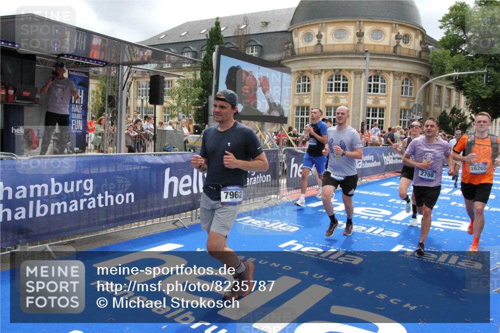 29.06.2025 - hella hamburg halbmarathon Michael Strokosch http://msf.ph/oto/8235787 29.06.2025 10:47:46 Ziel 2340, 2708, 5915, 7962, 10988, 11283, 12679, 13948, 15478, 16205, 17229, 18430 meine-sportfotos.de