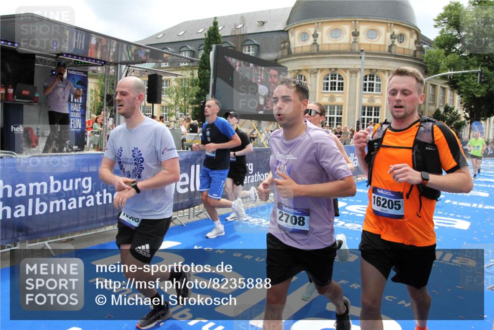 29.06.2025 - hella hamburg halbmarathon Michael Strokosch http://msf.ph/oto/8235888 29.06.2025 10:47:47 Ziel 2340, 2708, 5915, 7962, 8564, 10988, 11283, 12679, 13948, 14383, 15478, 16205, 17229, 18430 meine-sportfotos.de