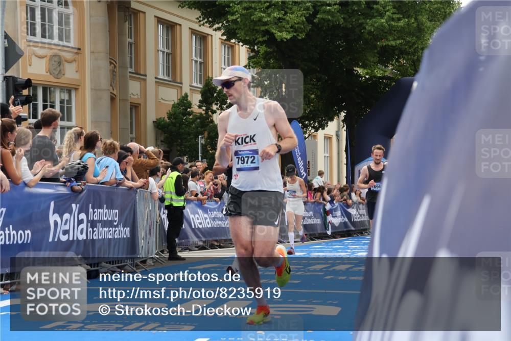 29.06.2025 - hella hamburg halbmarathon Strokosch-Dieckow http://msf.ph/oto/8235919 29.06.2025 10:35:04 Ziel 4740, 7628, 7972, 8901, 11559, 12044, 14069, 15391, 15902, 16177, 16963, 16964, 17022 meine-sportfotos.de