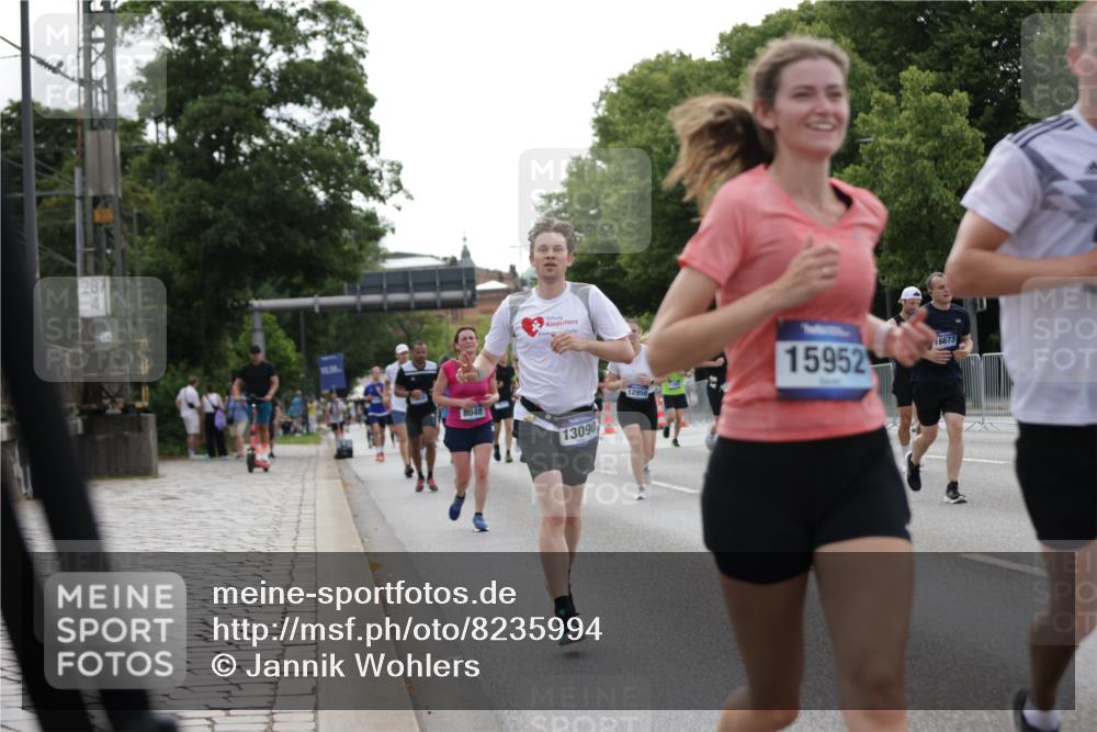29.06.2025 - hella hamburg halbmarathon Jannik Wohlers http://msf.ph/oto/8235994 29.06.2025 10:28:46 Lombardsbrücke 1230, 2688, 4161, 4362, 4373, 4982, 6345, 7169, 7449, 8048, 10198, 10641, 10808, 11989, 12099, 12404, 12442, 12958, 13090, 15952, 15955, 16673, 18414 meine-sportfotos.de