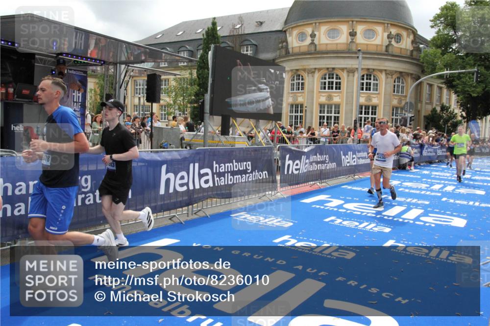 29.06.2025 - hella hamburg halbmarathon Michael Strokosch http://msf.ph/oto/8236010 29.06.2025 10:47:48 Ziel 2340, 2708, 5915, 7962, 8564, 10988, 11283, 12679, 13948, 14383, 15478, 16205, 17229, 18430 meine-sportfotos.de