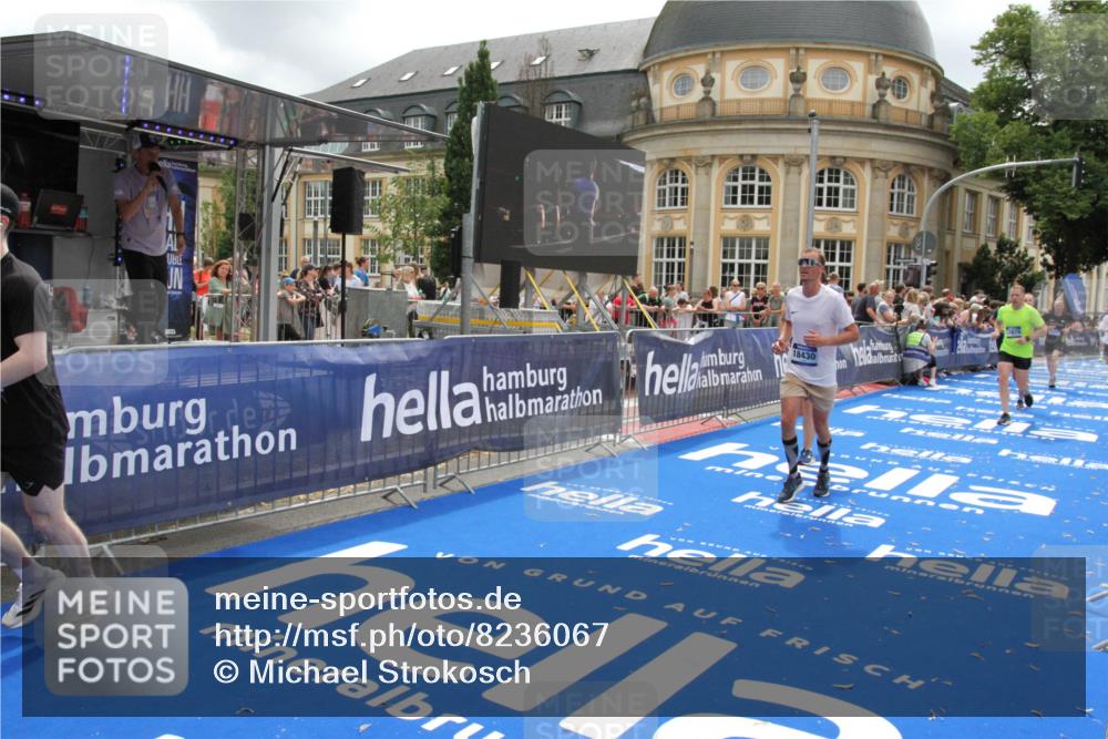 29.06.2025 - hella hamburg halbmarathon Michael Strokosch http://msf.ph/oto/8236067 29.06.2025 10:47:48 Ziel 2340, 2708, 5915, 7962, 8564, 10988, 11283, 12679, 13948, 14383, 15478, 16205, 17229, 18430 meine-sportfotos.de