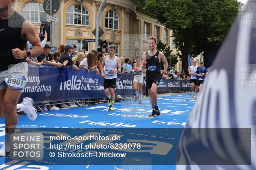 29.06.2025 - hella hamburg halbmarathon Strokosch-Dieckow http://msf.ph/oto/8236078 29.06.2025 10:35:06 Ziel 4740, 7628, 7972, 8901, 11559, 14069, 15415, 16963, 16964, 17022 meine-sportfotos.de