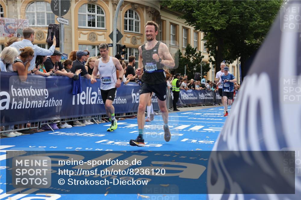 29.06.2025 - hella hamburg halbmarathon Strokosch-Dieckow http://msf.ph/oto/8236120 29.06.2025 10:35:07 Ziel 4740, 7628, 7972, 8901, 11559, 12514, 14069, 15415, 16963, 16964, 17022 meine-sportfotos.de