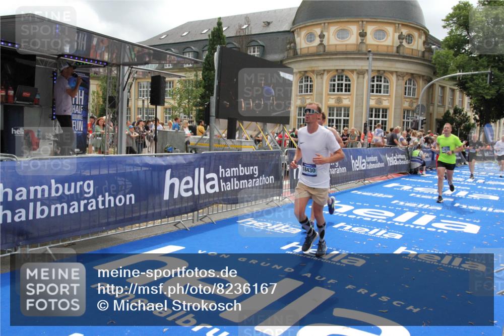 29.06.2025 - hella hamburg halbmarathon Michael Strokosch http://msf.ph/oto/8236167 29.06.2025 10:47:49 Ziel 2340, 2708, 5915, 8564, 10988, 11283, 11961, 12679, 13948, 14383, 15478, 16205, 17229, 18356, 18430 meine-sportfotos.de