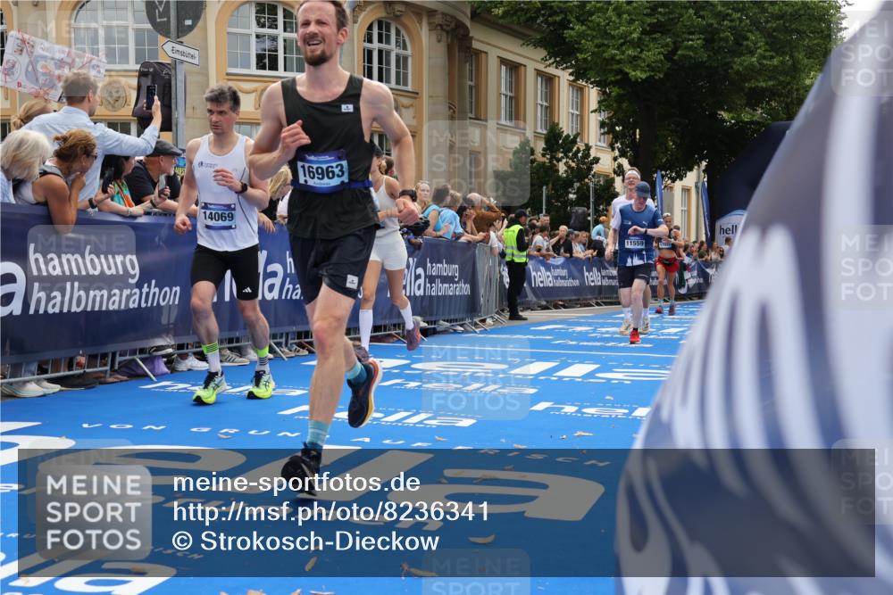 29.06.2025 - hella hamburg halbmarathon Strokosch-Dieckow http://msf.ph/oto/8236341 29.06.2025 10:35:07 Ziel 4740, 7628, 7972, 8901, 11559, 12514, 14069, 15415, 16963, 16964, 17022 meine-sportfotos.de