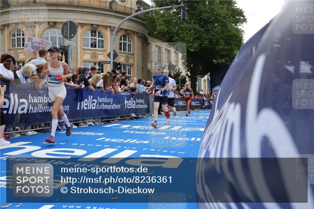 29.06.2025 - hella hamburg halbmarathon Strokosch-Dieckow http://msf.ph/oto/8236361 29.06.2025 10:35:08 Ziel 4740, 7628, 7867, 7972, 8901, 11559, 12514, 14069, 15415, 16963, 16964, 17022 meine-sportfotos.de