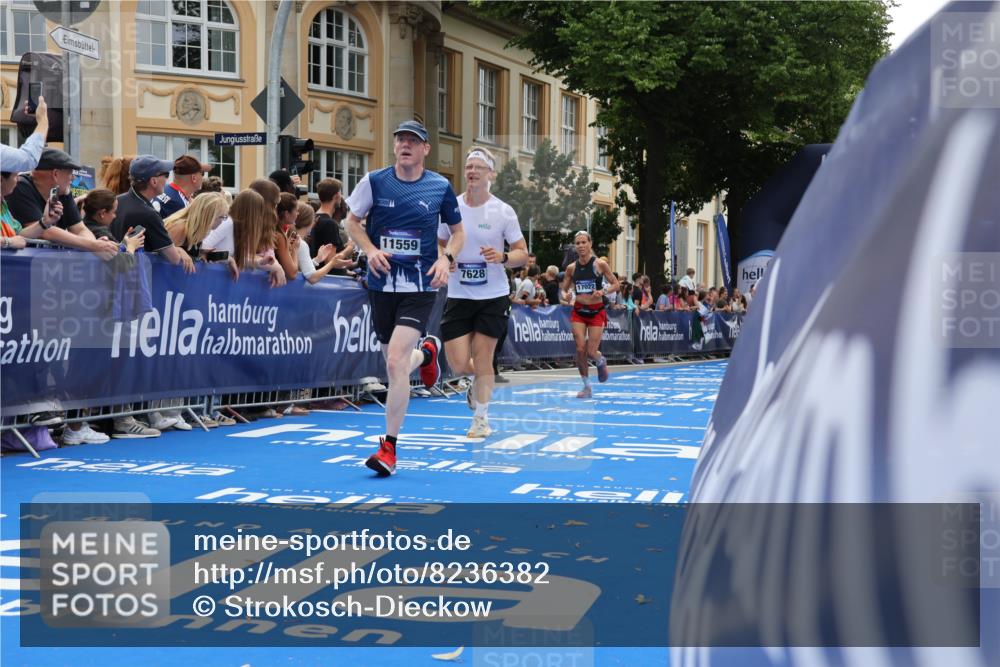 29.06.2025 - hella hamburg halbmarathon Strokosch-Dieckow http://msf.ph/oto/8236382 29.06.2025 10:35:08 Ziel 4740, 7628, 7867, 7972, 8901, 11559, 12514, 14069, 15415, 16963, 16964, 17022 meine-sportfotos.de