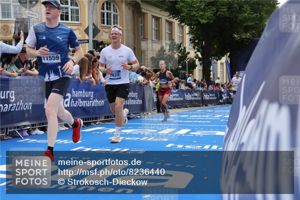 29.06.2025 - hella hamburg halbmarathon Strokosch-Dieckow http://msf.ph/oto/8236440 29.06.2025 10:35:09 Ziel 4740, 7628, 7867, 7972, 8901, 11559, 12514, 14069, 15415, 16963, 16964, 17022 meine-sportfotos.de