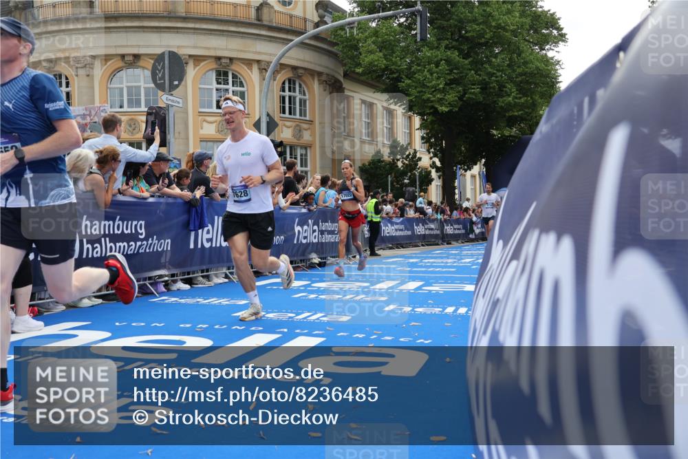 29.06.2025 - hella hamburg halbmarathon Strokosch-Dieckow http://msf.ph/oto/8236485 29.06.2025 10:35:10 Ziel 4740, 7628, 7867, 8901, 11559, 12514, 13798, 14069, 15415, 15773, 16963, 16964, 17022 meine-sportfotos.de