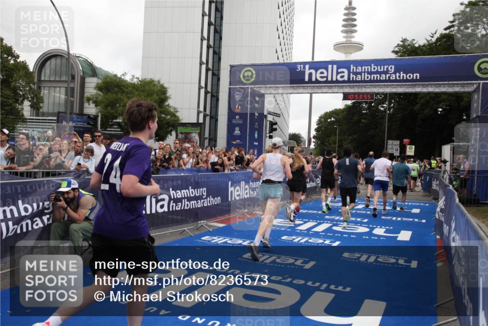 29.06.2025 - hella hamburg halbmarathon Michael Strokosch http://msf.ph/oto/8236573 29.06.2025 10:53:54 Ziel 1422, 1706, 1870, 5607, 6260, 6877, 7177, 7395, 8285, 8335, 9922, 10529, 10891, 12413, 14026, 15502, 16538, 17740, 18249, 18418, 18487, 18759, 18831, 18915, 19177 meine-sportfotos.de