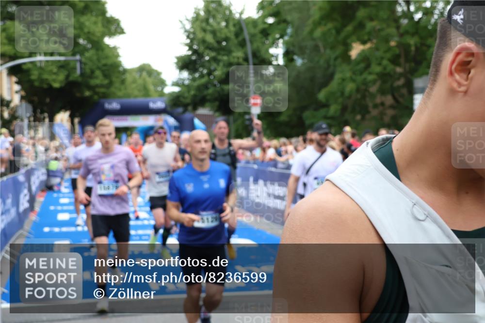 29.06.2025 - hella hamburg halbmarathon Zöllner http://msf.ph/oto/8236599 29.06.2025 10:55:10 Ziel 1549, 1628, 2119, 2448, 2884, 3041, 3791, 3945, 4938, 6355, 8691, 9060, 9361, 9380, 10191, 10192, 11333, 11747, 11976, 12248, 12961, 13297, 14750, 14834, 14948, 15126, 15879, 16108, 16630, 17803, 17842 meine-sportfotos.de