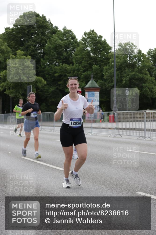 29.06.2025 - hella hamburg halbmarathon Jannik Wohlers http://msf.ph/oto/8236616 29.06.2025 10:28:51 Lombardsbrücke 1230, 2688, 3179, 4373, 6345, 7449, 8048, 8812, 9714, 10198, 10641, 10808, 11792, 11803, 11989, 12099, 12404, 12958, 13090, 14644, 15952, 15955, 16673, 16676, 18414 meine-sportfotos.de