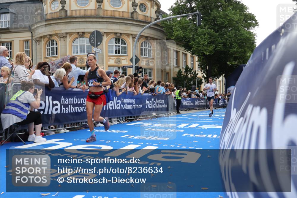 29.06.2025 - hella hamburg halbmarathon Strokosch-Dieckow http://msf.ph/oto/8236634 29.06.2025 10:35:11 Ziel 4740, 7628, 7867, 11559, 12514, 13798, 14069, 14789, 15415, 15773, 16963, 16964, 17022 meine-sportfotos.de