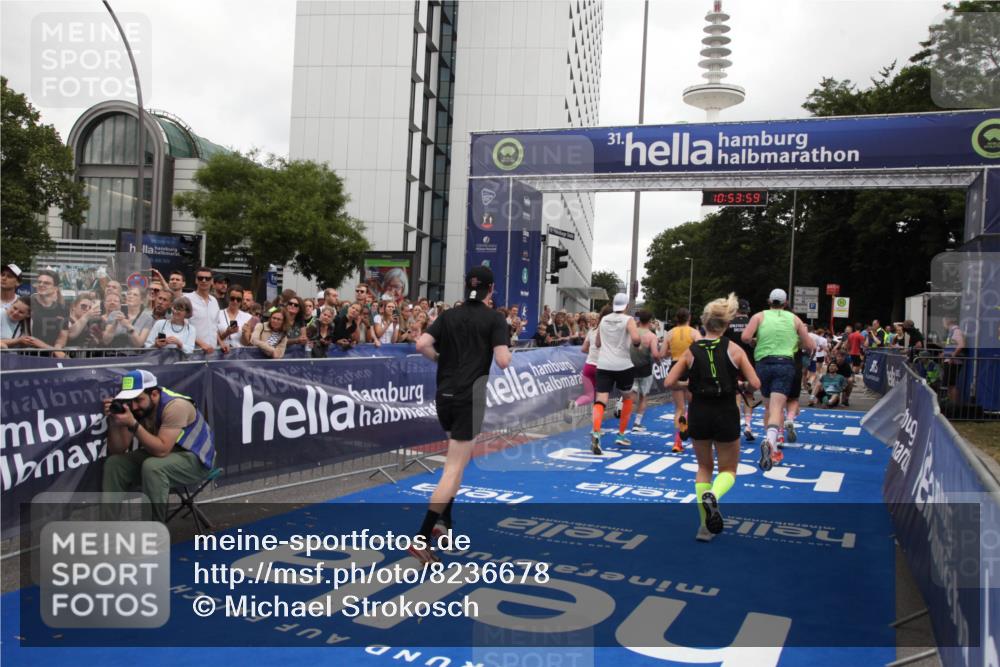 29.06.2025 - hella hamburg halbmarathon Michael Strokosch http://msf.ph/oto/8236678 29.06.2025 10:53:58 Ziel 1706, 1870, 2432, 6260, 6481, 7395, 7918, 7973, 9922, 10891, 11789, 12413, 13032, 13869, 14026, 14175, 15502, 16477, 16538, 18418, 18487, 18759, 18831, 18879, 18915, 19177 meine-sportfotos.de