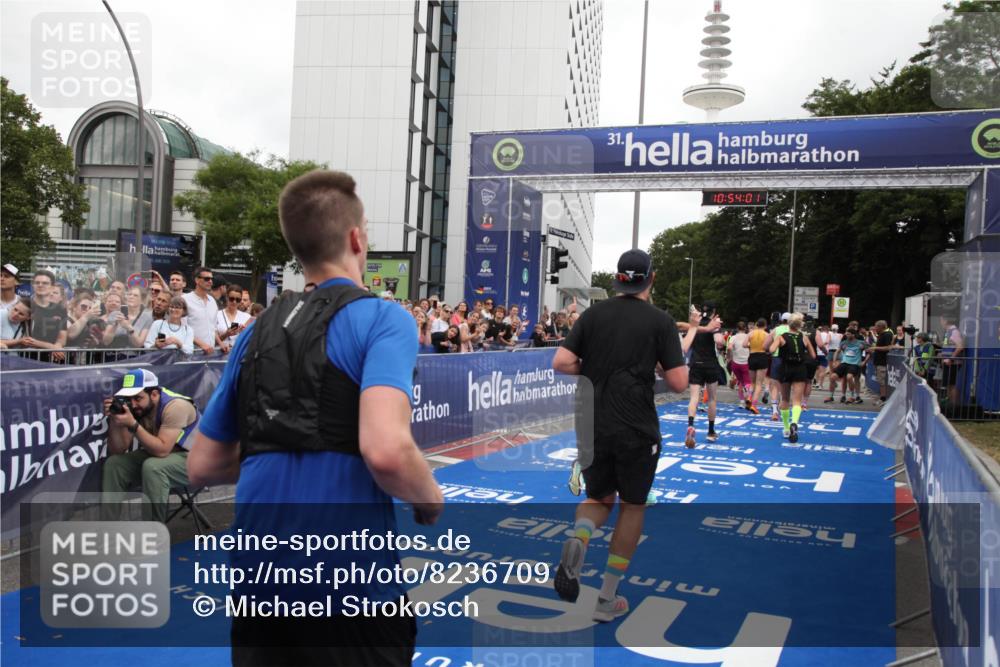 29.06.2025 - hella hamburg halbmarathon Michael Strokosch http://msf.ph/oto/8236709 29.06.2025 10:54:00 Ziel 1706, 1815, 1870, 2432, 3096, 6374, 6481, 7395, 7918, 7973, 8394, 10891, 11789, 12413, 13032, 13869, 14026, 14175, 16477, 16538, 18418, 18831, 18879, 18915, 19177 meine-sportfotos.de