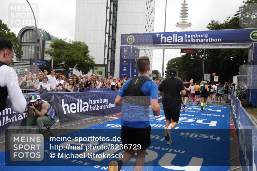 29.06.2025 - hella hamburg halbmarathon Michael Strokosch http://msf.ph/oto/8236729 29.06.2025 10:54:00 Ziel 1706, 1815, 1870, 2432, 3096, 6374, 6481, 7395, 7918, 7973, 8394, 10891, 11789, 12413, 13032, 13869, 14026, 14175, 16477, 16538, 18418, 18831, 18879, 18915, 19177 meine-sportfotos.de