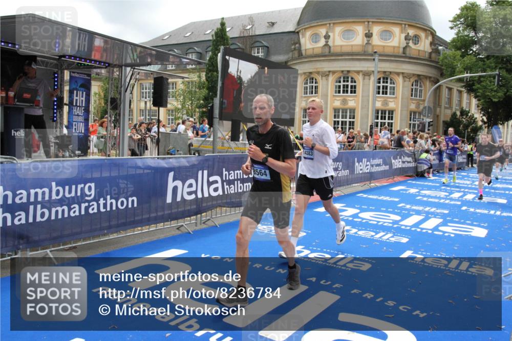 29.06.2025 - hella hamburg halbmarathon Michael Strokosch http://msf.ph/oto/8236784 29.06.2025 10:47:54 Ziel 2340, 5915, 6836, 8564, 11961, 12679, 14383, 14730, 17451, 18356, 18836 meine-sportfotos.de