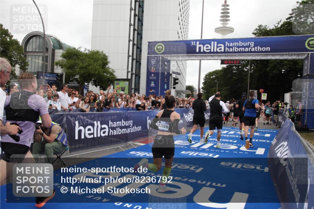 29.06.2025 - hella hamburg halbmarathon Michael Strokosch http://msf.ph/oto/8236792 29.06.2025 10:54:02 Ziel 1151, 1815, 2432, 3096, 6356, 6374, 6481, 7395, 7918, 7973, 8394, 11789, 13032, 13869, 14175, 16477, 17348, 18308, 18831, 18879 meine-sportfotos.de